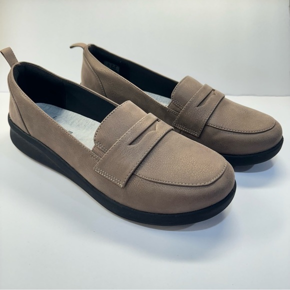 Like New Clarks Women’s Size 10 W Cloudsteppers Slip On Comfort Loafers Sillian - Picture 1 of 8